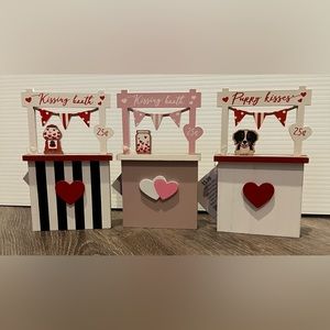 ❤️❤️Adorable Wooden Valentine’s Day Booths- Set of 3- NWT